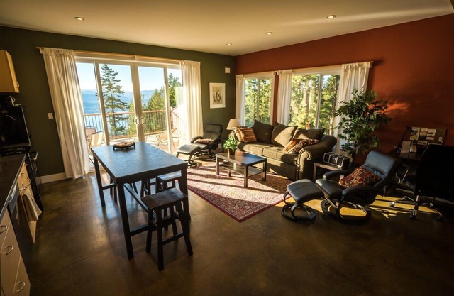 Crooked Tree Guest Suites - The Spruce Suite