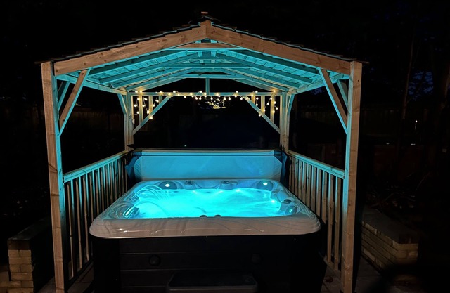 Cross Lane Cottage - Luxury Group Hot Tub Stay