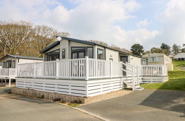CROSSWINDS 67, pet friendly, with pool in Bembridge
