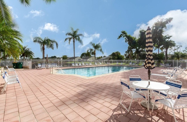 Crown Pointe- Home w/ 3BR,3BA-2 master suites w/direct pool access & w/private garden views