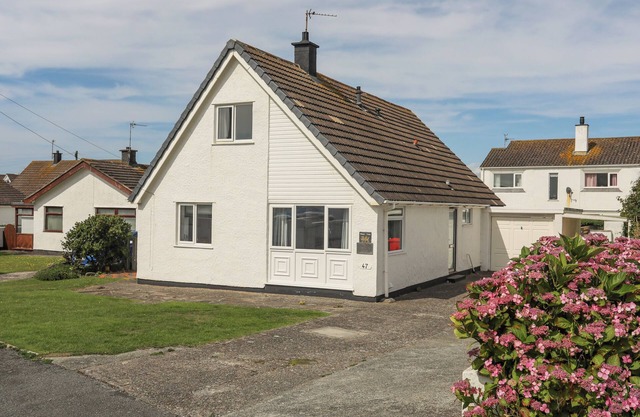 CROWS NEST - RHOSNEIGR, pet friendly, with a garden in Rhosneigr