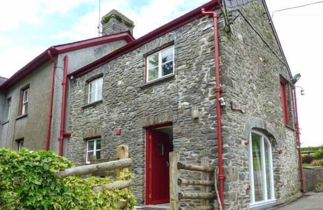 CRUD-Y-BARCUD, pet friendly, character holiday cottage in Pumsaint