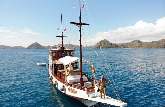 Cruise on gorgeous Indonesian Phinisi Boat