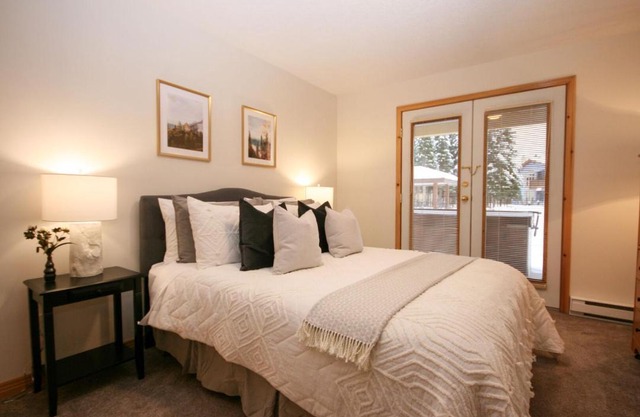 CRYSTAL FOREST 2BR Ski In Ski Out with PRIVATE Hot Tub