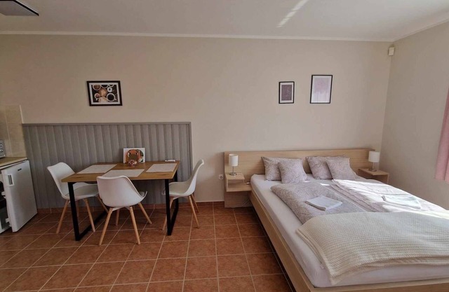 Csendes kis Földszinti Apartman, Pároknak - Termálfürdő 3 Perc Autóval