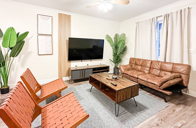 Cubier - Charming 4 BR Oasis in Los Angeles - Rog-CT