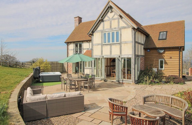 CUCKOO PEN COTTAGE, pet friendly, with hot tub in Tenbury Wells
