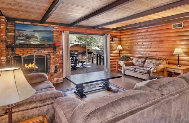 Cuddle Bear's Cabin- Cozy Log Cabin- Pool Table