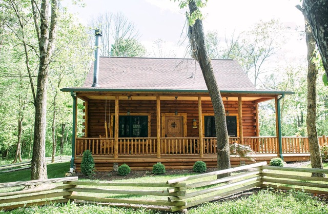 Cuddly Cub Luxury Cabin with Hot tub, wifi and wood burning fireplace