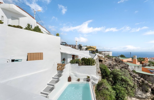 Cuevita Mar Holiday Apartment with Sea View, Shared Pool and Wi-Fi