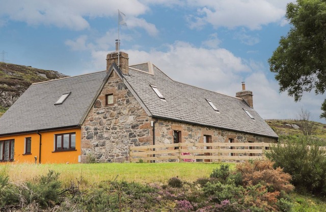 CUILFEARNE CROFT, pet friendly, character holiday cottage in Thurso