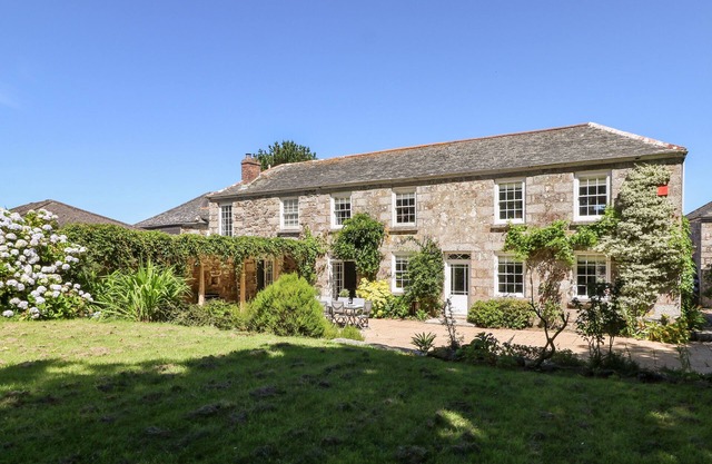 CULDROSE MANOR, pet friendly, luxury holiday cottage in Helston