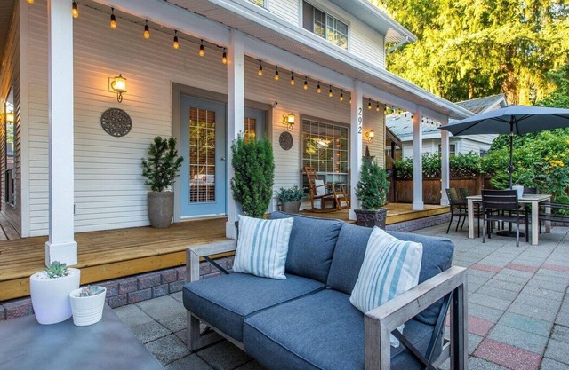 Cultus Lake Cottage- 5 bedroom 3 bathroom- Walking distance to beach