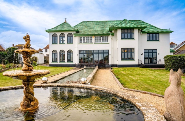 Culver Down Manor - Seven Bedroom Villa, Sleeps 16