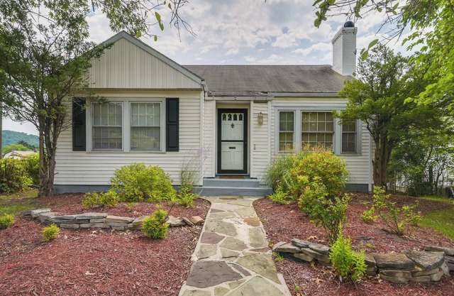 Cumberland Cottage w/Screened Porch + Fire Pit!