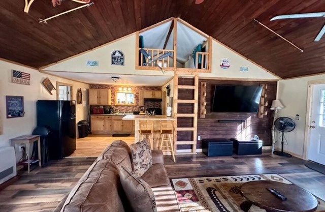 Curl up and unwind: The perfect fall foliage escape! Bonus free early check in!