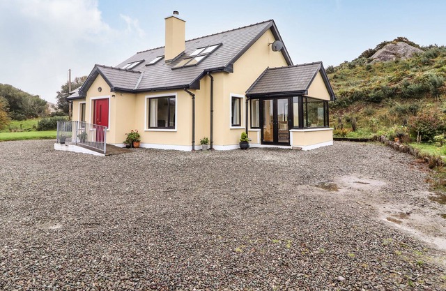 CURRAHA, pet friendly, with open fire in Lauragh, County Kerry