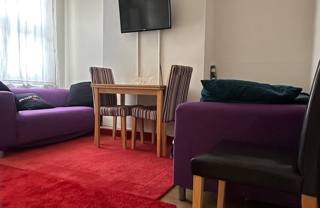 Curzon St - 4 Beds, Sleeps 7 with Street Parking