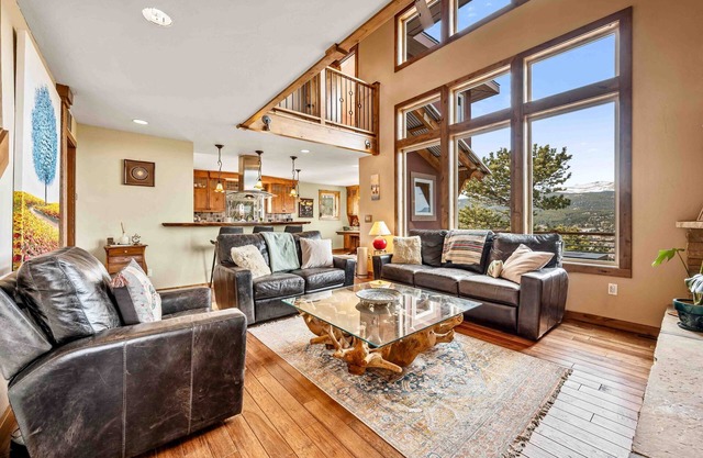 Custom 4 bdrm, 3 min to DnTwn Nederland, Sleeps 8, 10 mins to Skiing, Hot Tub