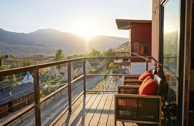 Custom 4 Bedroom Suite at Yellowstone Park. Three Decks w/stunning views & BBQ!