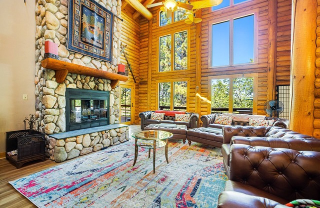 Custom Built 6BR Chalet w/Views of Trees & Wildlife, WiFi & Large Deck