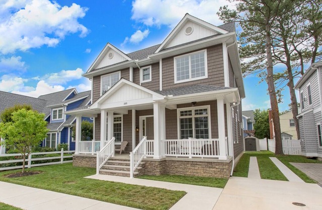 Custom-Built In-Town Luxurious 6 Bedrm, 5 Ensuites+1/2 Bath, 7 mins Beach/Shops