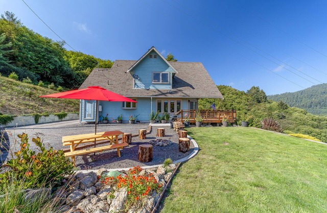 Custom home overlooking Redwood Creek Valley - hot tub, furnished deck & firepit
