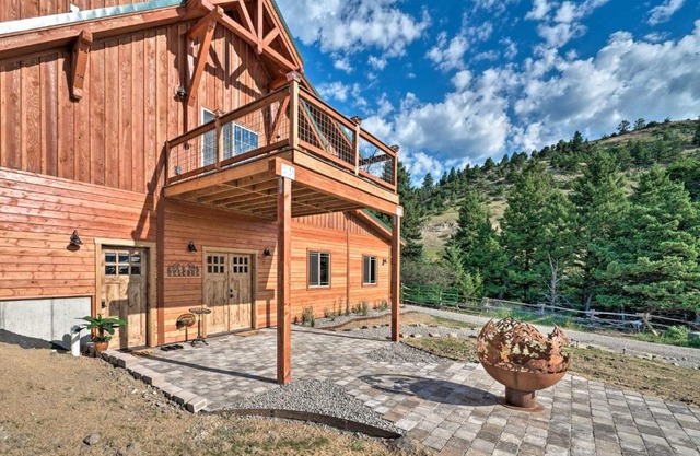 Custom Livingston Apt with Balcony and Mountain Views!