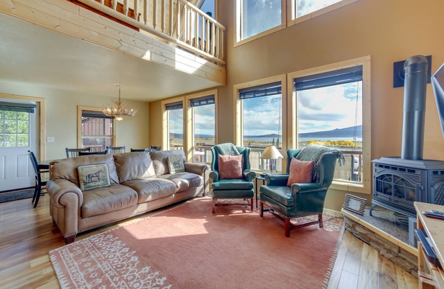 Custom Log Cabin w/Views - 20 Mi to Yellowstone!