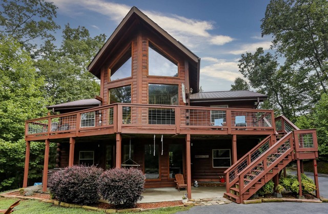 Custom log cabin with year-round views! HOT TUB & Gameroom!