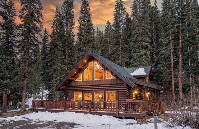 Custom Log Home in quiet Blue River 7 minutes from downtown Breckenridge