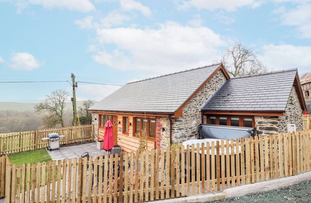 CUT MOCH, PLAS MOELFRE HALL BARNS in Llanrhaeadr-Ym-Mochnant