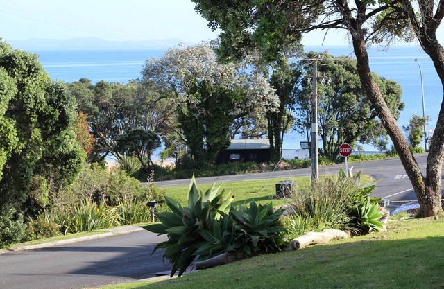 Cute 1 Brm unit, walk to the beach, With great Sea Views.