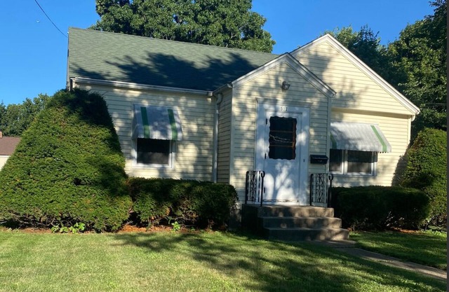 Cute 1950s Bungalow in Quiet East Side Neighborhood