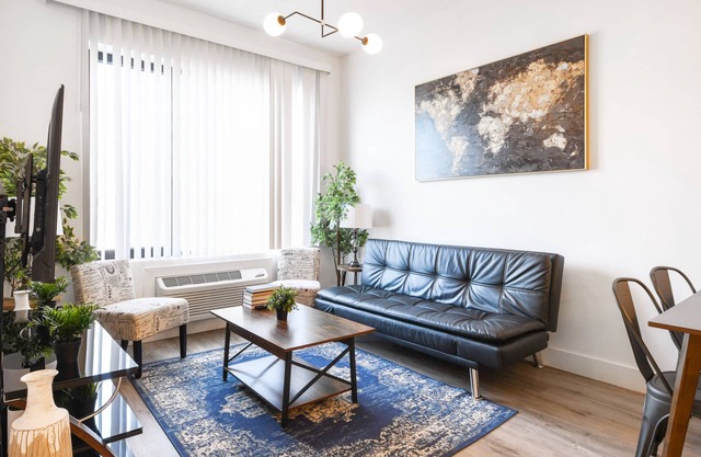 Cute 1BR Next to Airport 9651