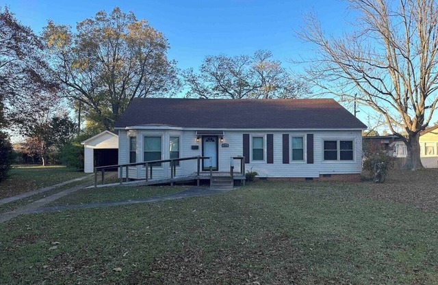 Cute 2 bed 1 bath home that sleeps 7 in a quiet neighborhood.