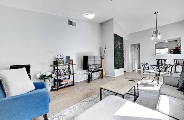 Cute 2 bedroom, 1 bath South Austin Retreat