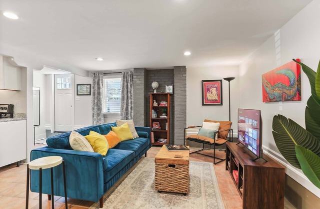Cute 2 Bedroom Close to Streetcar & Restaurants