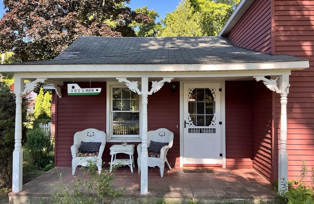 Cute 2 BR Cottage +Den, Sleeps 6, One Block from Van’s Beach, Two Blocks to Town