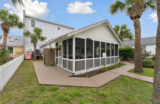 Cute 2br/2ba Lighthouse View Cottage ~Walk to the beach