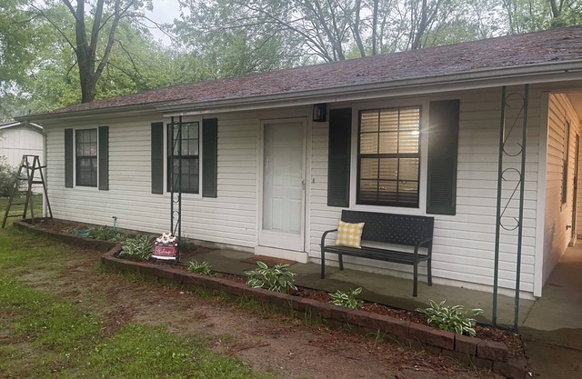 Cute 3 bedroom 1 bath on quiet street in Martin,Tn .pet friendly and sleeps 8