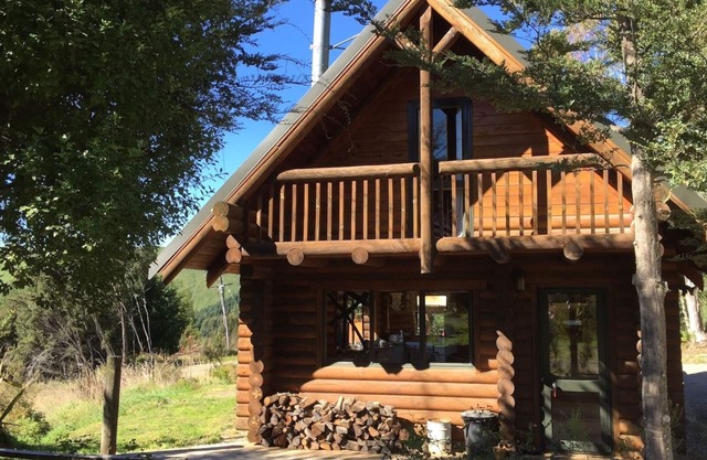 Cute and comfortable log cabin in the mountains perfect for a couple or family