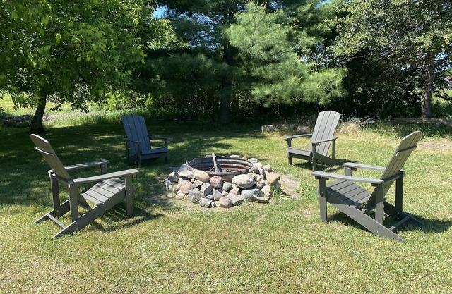 Cute and Cozy farm house on 1 acre. Serene views. A Gem!