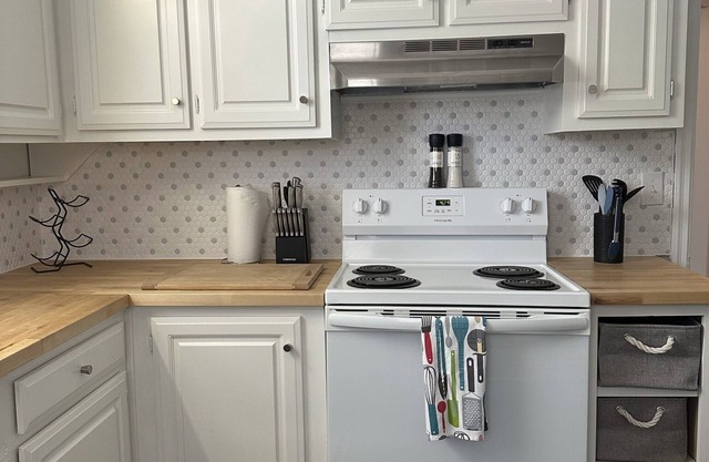 Cute and Cozy Pet Friendly Bungalow