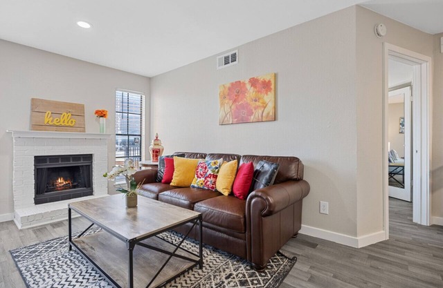 CUTE APARTMENT! PERFECT FOR LONG TERM STAYS