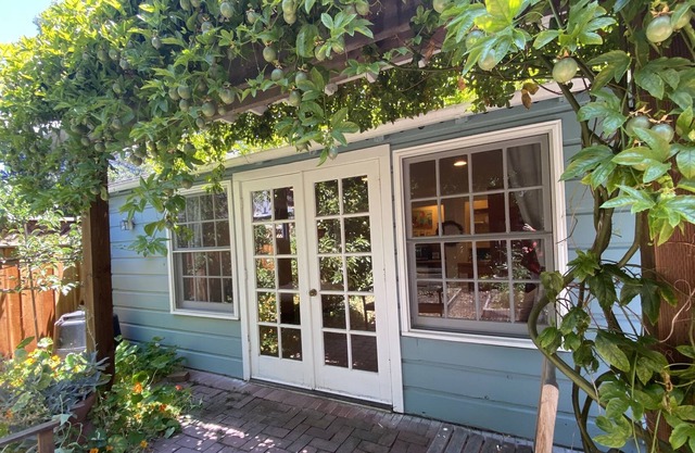 Cute & Bright Garden Cottage, WFH Paradise