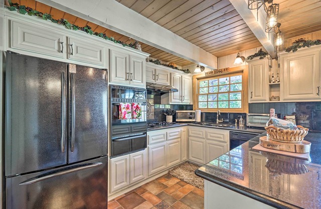 Cute Cabin + Deck < 2 Mi to Lake Arrowhead Village