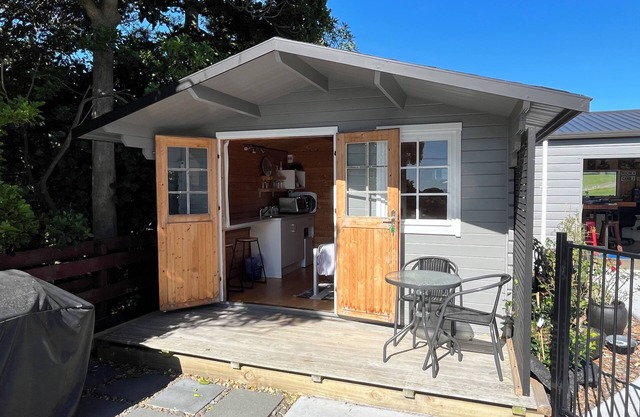 Cute cabin with sea views and oh so close to the beach.