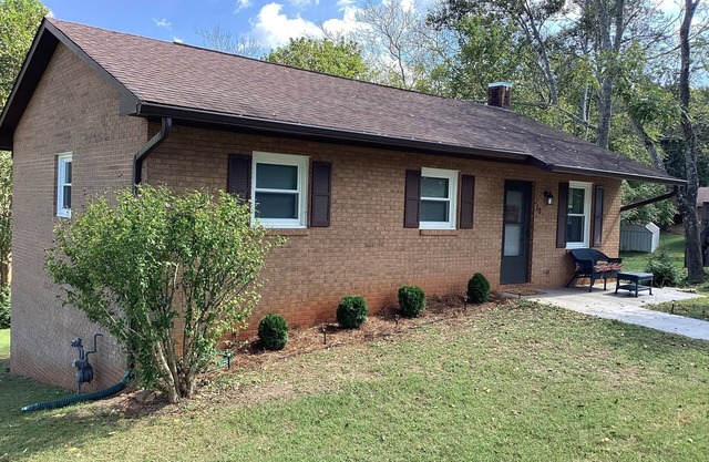 Cute Cherry St. Cottage