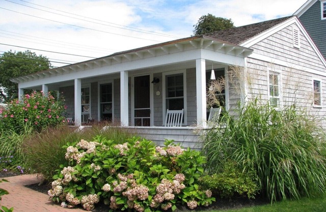 Cute cottage located between First and Second Beaches.